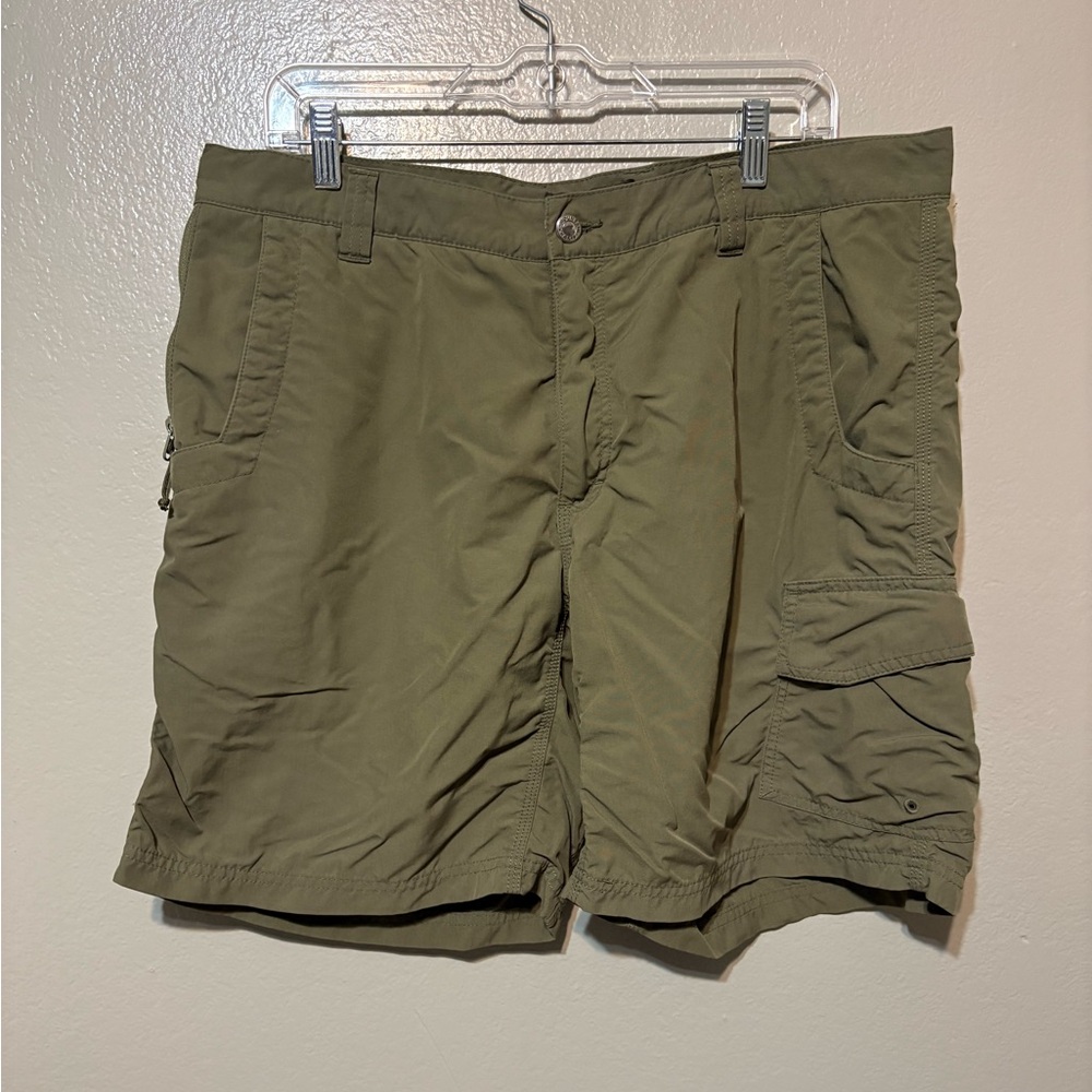 Men’s Mountain Khakis Olive Green Cargo Shorts Size 38